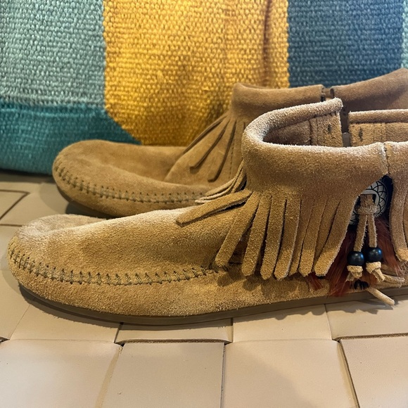 Minnetonka Fringe Ankle Boot with beading Size 9 - Picture 2 of 6